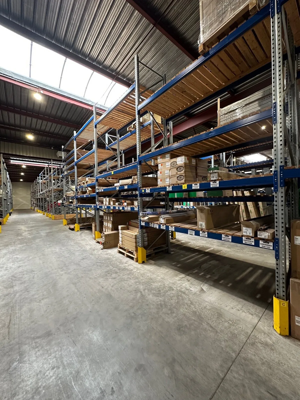 Lot n°190 - : High Bay IP65 190 W ( 54 x ), Etanche Led de 23 à 46 W IP65 ( 110 au total ) SubstiTUBE Led de 7,5 à 20 W ( 398 au total ) + divers