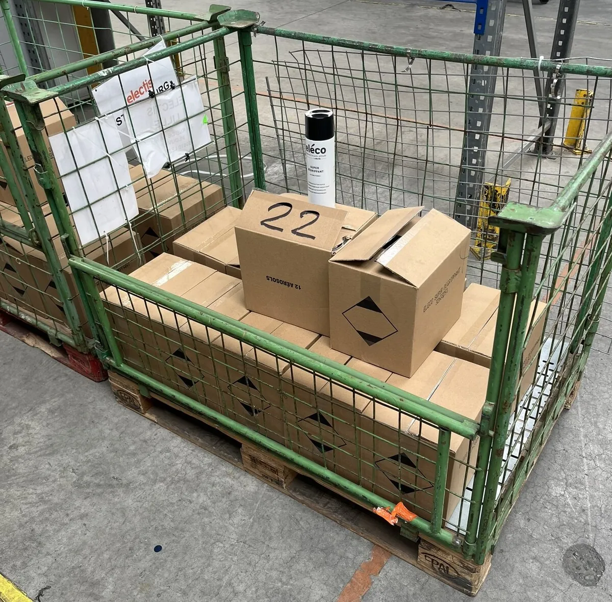 Lot n°22 - 1 Palette AEROSOLS contenant 12 cartons de 12 bombes Super Dégrippant 6 fonctions ( DOLLER )