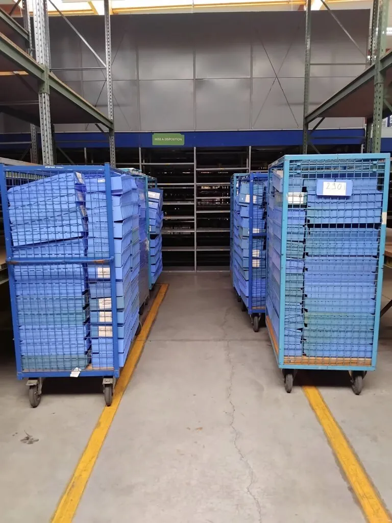 Lot n°290 - Ensemble : 7 chariots contenants environs 60 bacs plastique