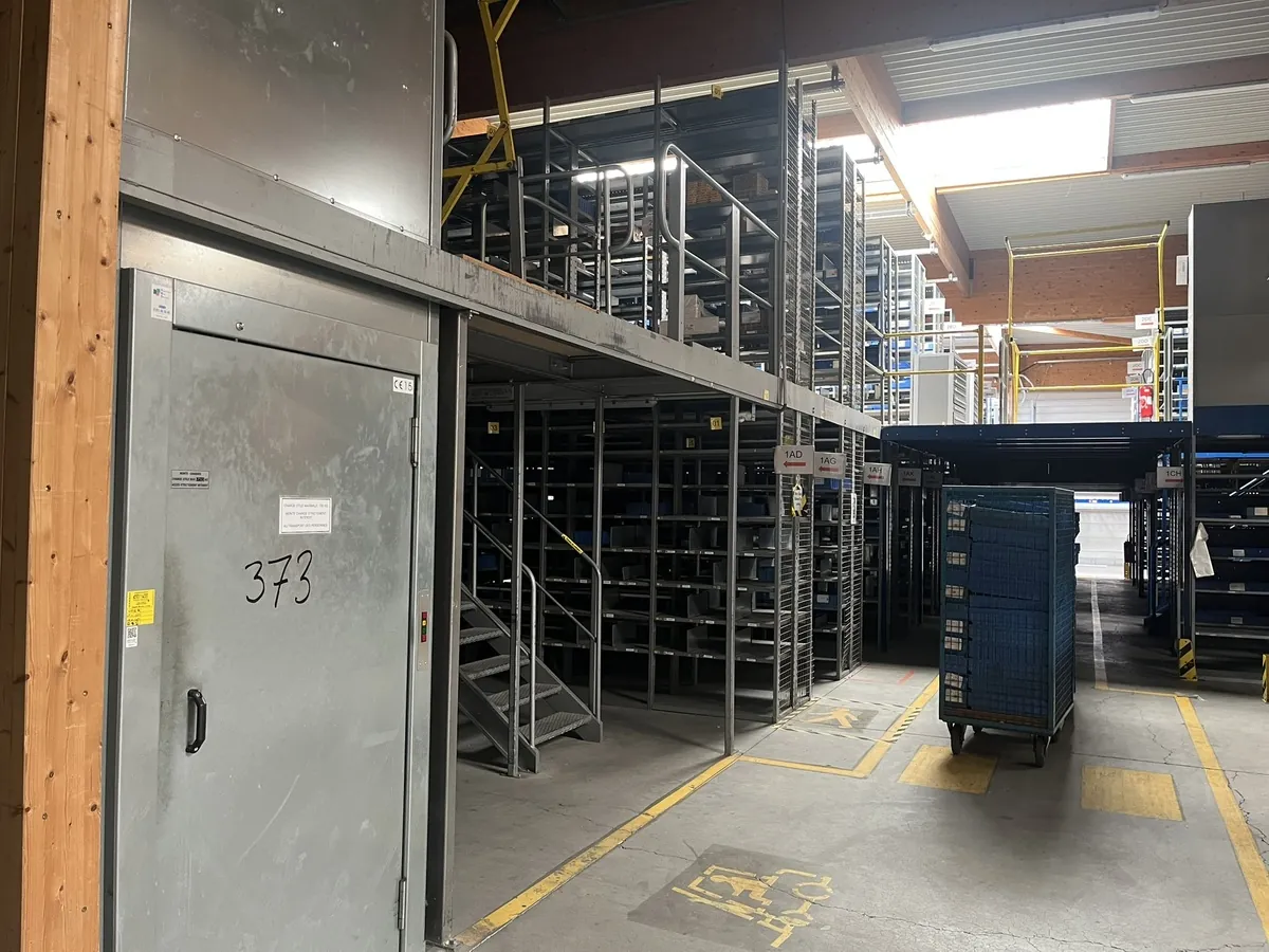 Lot n°373 - Mezzanine fabrication/ équipement SCHÄFFER H 2600, charge moyenne 500 kg au M², équipée d'un monte-charge 750 kg, + équipée de rayonnages H moyenne 2450 sur et sous mezzanine(picking) 4 escaliers d'accès, 2 barrières de quai, 1050 M² environs, rayonnage simple plateau de 120 Ml doubles plateaux 350 Ml simple génération plus récente 170 Ml