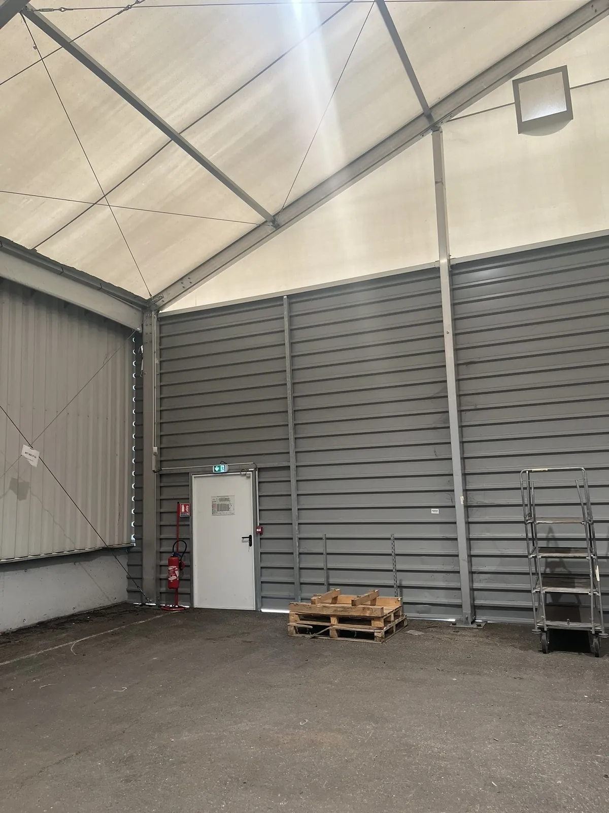 Lot n°44 - Bâtiment modulaire WALTER L 20 M l 15 M Hauteur sous épaules 4,80 Hauteur Faitage 7,80 M Bâtiment fermer sur 3 côtés, 2 portes piétonnes : largeur 1 M