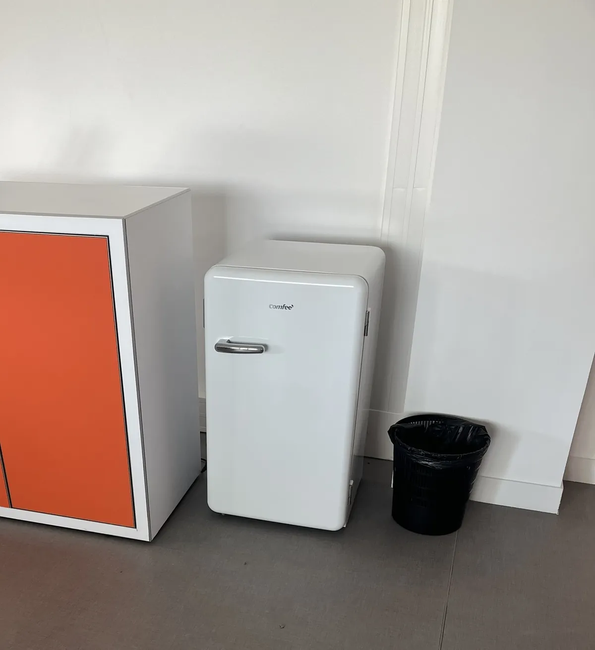Lot n°72 - Salle de formation : Ecran LED SAMSUNG Display 75 /189,3 cm, 2 armoires basses métal, 4 tables hautes, 12 tabouret tissu, 2 mange debout, 2 canapé, 2fauteuils, 1 table basse, 2 tableaux blancs, Réfrigérateur COMFEE (Site Electis de Lesquin, 264 rue de la Haie Plouvier Commissaires de Justice : SCP ROY LEMOINE GALY 13 rue Haddock - 59 650 Villeneuve d’Ascq)